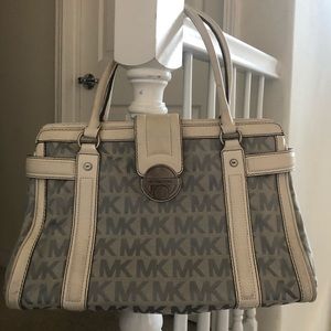 MICHAEL KORS Light Gray/Off White Signature Purse